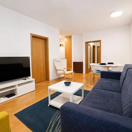 Karlove Ii Modern 2 With Private Free Parking, Ac And Easy Access