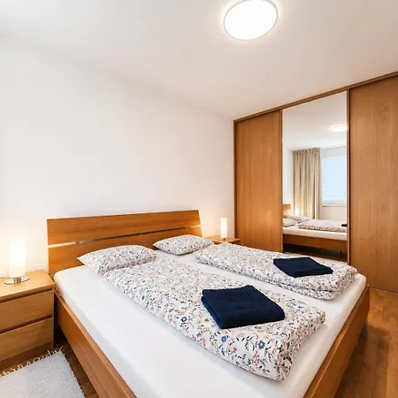 Karlove Ii Modern 2 With Private Free Parking, Ac And Easy Access 아파트 *