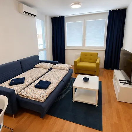 Karlove Ii Modern 2 With Private Free Parking, Ac And Easy Access