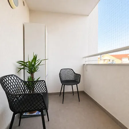 아파트 Karlove Ii Modern 2 With Private Free Parking, Ac And Easy Access